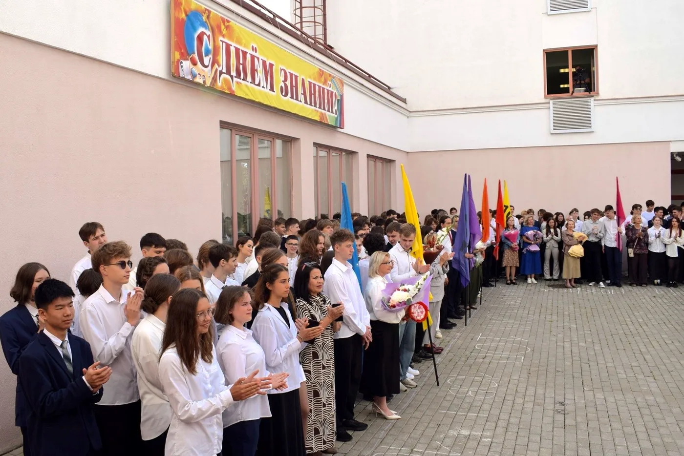 Ученики и преподаватели СУНЦ МГУ на школьной линейке